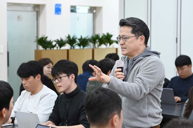 문신학 산업통상부 제1차관(가운데)은 3일 공주 동학사 인근 식당에서 산업부 출입기자단과 간담회를 열고 “RE100 산업단지(재생에너지 100% 사용)는 민생, 지역경제 활성화 연관 돼 있는 만큼,(국회에서)연말 통과를 목표로 하고 있다”고 말했다. / 산업부