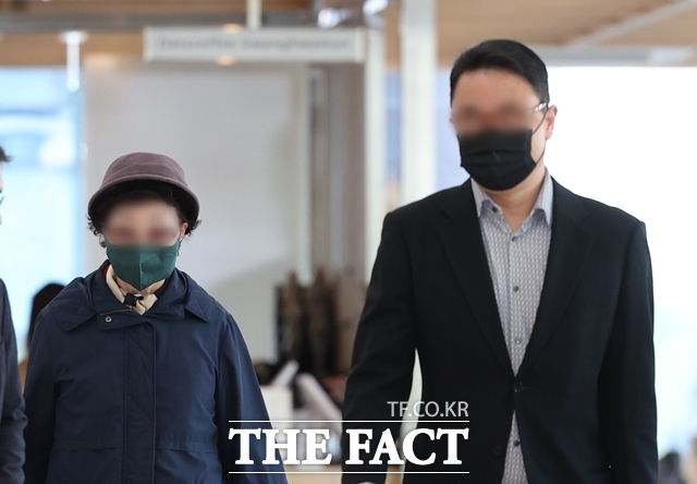 윤석열 전 대통령의 부인 김건희 여사의 모친 최은순 씨와 오빠 김진우 씨가 4일 오전 서울 종로구 KT광화문빌딩 웨스트에 마련된 김건희 여사의 의혹을 수사하는 민중기 특별검사 사무실에 피의자 신분으로 출석하고 있다. 2025.11.04./뉴시스