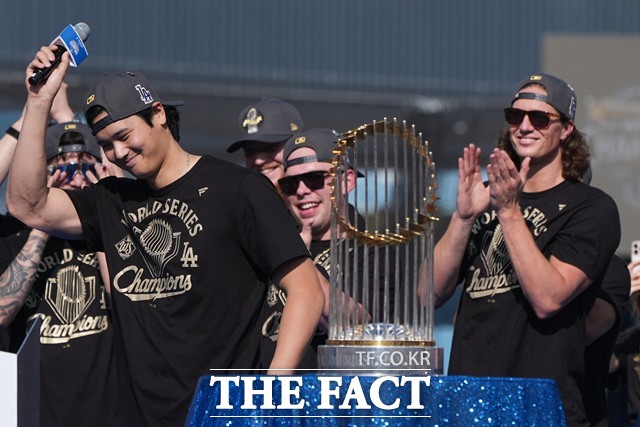 미국 메이저리그 LA다저스의 슈퍼스타 오타니 쇼헤이(맨 왼쪽)가 2일 다저스타디움에서 열린 월드시리즈 2연패 축승회에서 팬들의 환호에 답하고 있다./LA=뉴시스