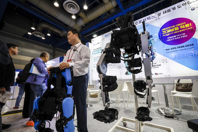 산업부, 과학기술정보통신부, 보건복지부, 식품의약품안전처는 프레지던트 호텔에서 범부처 첨단 의료기기 연구개발사업(2기)을 추진한다고 5일 밝혔다. 사진은 지난해 10월 2일 강남구 코엑스에서 열린 국제 병원 의료산업 박람회에 전시된 재활로봇. / 뉴시스