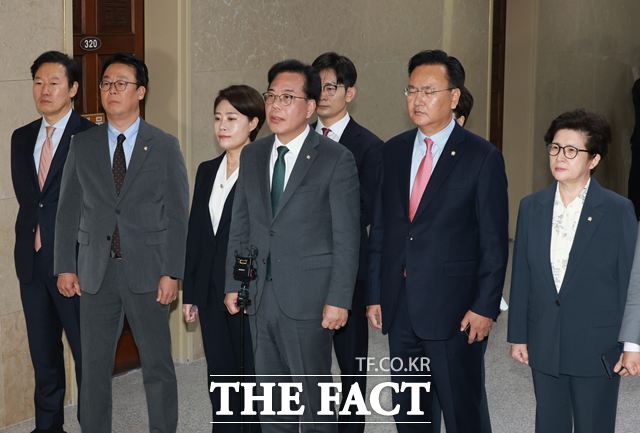 송언석(가운데) 국민의힘 원내대표 등 운영위원들이 6일 서울 여의도 국회에서 열린 운영위원회의 대통령비서실 등 국정감사에서 감사가 중지된 후 정쟁 과정서 발생한 물리적 충돌에 대한 기자회견을 하고 있다. /뉴시스