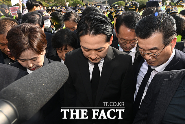 장동혁 국민의힘 대표(가운데)와 양향자 최고위원이 6일 오후 광주 북구 운정동 국립5·18민주묘지에서 광주시민들의 반발에 참배가 가로막히자 제단 옆에서 묵념하며 참배를 대신하고 있다. /광주=뉴시스