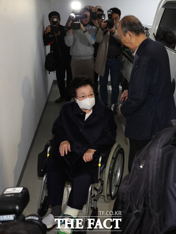 매관매직 의혹을 받는 이배용 전 국가교육위원장이 6일 김건희 여사 연루 의혹을 수사하는 민중기 특별검사팀에 참고인 신분으로 출석했다. /뉴시스