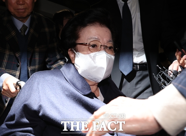 매관매직 의혹을 받는 이배용 전 국가교육위원장이 6일 김건희 여사 연루 의혹을 수사하는 민중기 특별검사팀에 참고인 신분으로 출석했다. /뉴시스