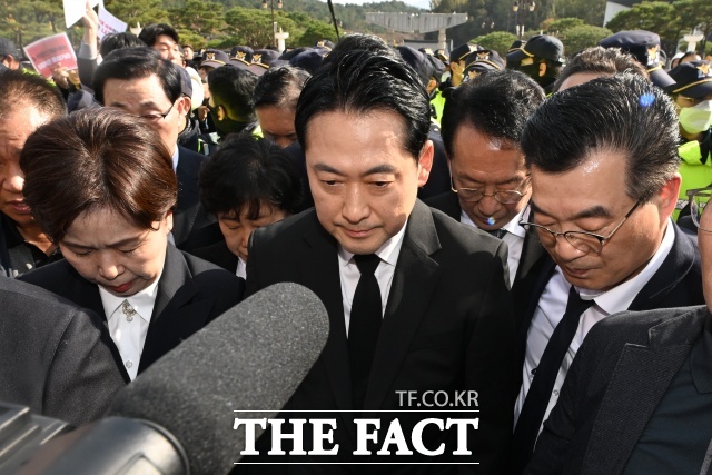 장동혁(가운데) 국민의힘 당대표와 양향자(왼쪽) 최고위원이 6일 오후 광주 북구 운정동 국립5·18민주묘지에서 광주시민들에 의해 참배가 가로막히자 제단 옆에서 5초간 묵념하며 참배를 대신하고 있다. /뉴시스