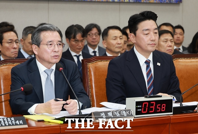 김용범 대통령실 정책실장(왼쪽)이 6일 서울 여의도 국회에서 열린 운영위원회의 대통령비서실 등 국정감사에서 의원 질의에 답변하고 있다. /뉴시스