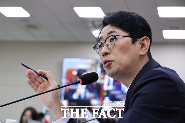 국회 운영위원회의 대통령실에 대한 국정감사가 김현지 대통령실 제1부속실장, 특활비 삭감 등을 두고 여야 의원들이 충돌하면서 질의를 시작하기도 전에 파행됐다. 주진우 국민의힘 의원이 10월 24일 오후 서울 여의도 국회에서 열린 법제사법위원회의 고위공직자범죄수사처에 대한 국정감사에서 질의를 하고 있다. /뉴시스