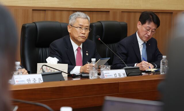 김동철 한국전력 사장(가운데)은 지난 5일 광주 김대중컨벤션센터에서 간담회를 열고 분산에너지특구는 기회이지 위기가 아닐까 싶다고 말했다. / 한전