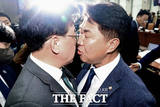 송언석 국민의힘 원내대표와 이기헌 더불어민주당 의원이 6일 오전 서울 여의도 국회에서 열린 운영위원회의 대통령비서실 등 국정감사에서 정회 후 퇴장하는 과정에 충돌하고 있다. /뉴시스