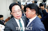  운영위 '배치기' 충돌에 국감 파행…송언석 