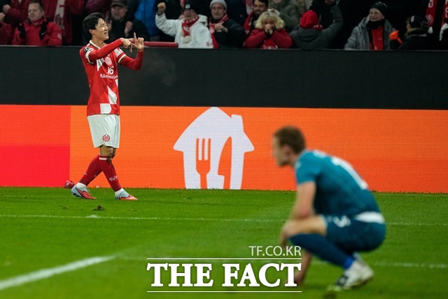독일 분데스리가 마인츠에서 활약하고 있는 이재성(왼쪽)이 7일 피오렌티나와 2025~26 UECL 리그페이즈 3차전에서 '역전 극장골'을 넣은 뒤 세리머니를 하고 있다./마인츠(독일)=AP.뉴시스