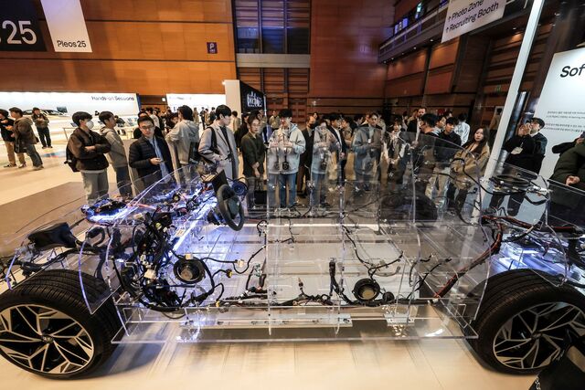 국가기술표준원은 7일 소피텔서울잠실에서 현대차, 삼성전자, LG전자 등 주요기업과 SDV 표준화 협의체를 결성하고 출범행사를 개최했다. 사진은 지난 3월 28일 서울 강남구 코엑스에서 열린 현대차그룹 개발자 콘퍼런스 플레오스 25에 전시된 소프트웨어기반차량(SDV)의 주요 제어기. / 뉴시스