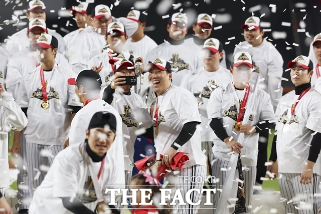 LG트윈스 선수들이 지난달 31일 대전 중구 한화생명볼파크에서 열린 2025 KBO 한국시리즈 5차전 한화이글스와의 경기에서 승리한 뒤 우승 기념 촬영을 하고 있다. /뉴시스