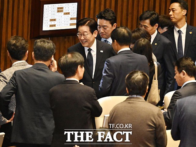지난 4일 서울 여의도 국회 본회의에서 내년도 정부 예산안에 대한 시정연설 후 여당 의원들과 악수하며 퇴장하는 이재명 대통령. / 뉴시스