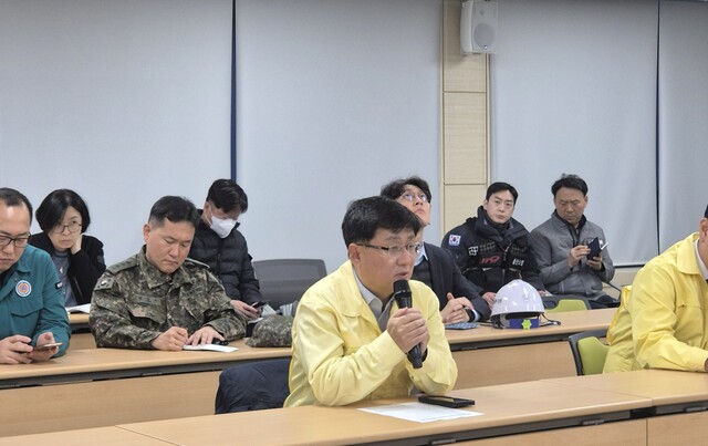 기후에너지환경부와 고용노동부는 지난 6일 울산광역시 남구에서 발생한 화력발전소 붕괴사고와 관련해 중앙사고수습본부를 구성하고 현장회의를 개최했다. 사진은 이날 회의에서 발언하고 있는 김성환 기후부 장관. / 기후부