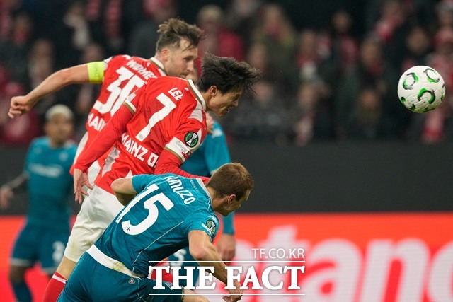 후반 추가시간 5분 종료 직전 사노의 크로스를 완벽한 템포로 헤더 결승골을 작렬하고 있는 이재성./마인츠=AP.뉴시스
