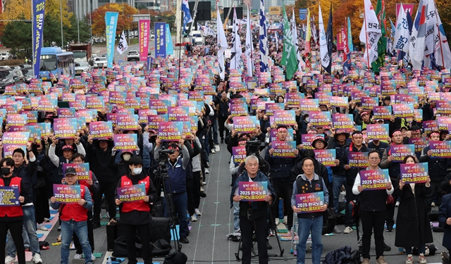 8일 오후 서울 영등포구 여의대로에서 열린 2025 한국노총 전국노동자대회에서 참석자들이 구호를 외치고 있다. /뉴시스