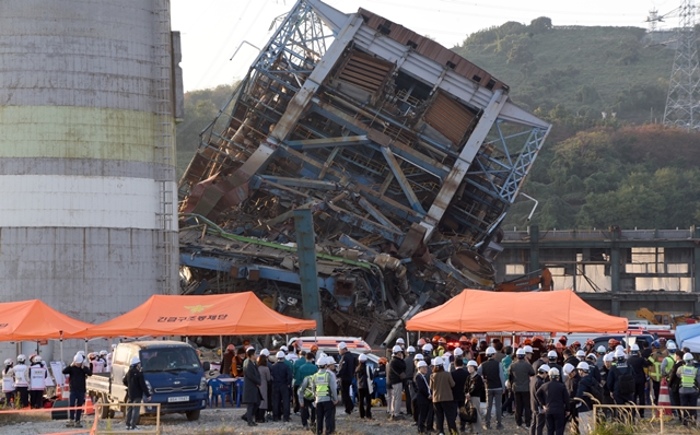 울산 남구 용잠동 한국동서발전 울산화력발전소 대형 구조물이 무너지는 사고가 발생한 이후 사흘째 소방관 등 관계자들이 매몰자들을 구조하고 있다. /뉴시스