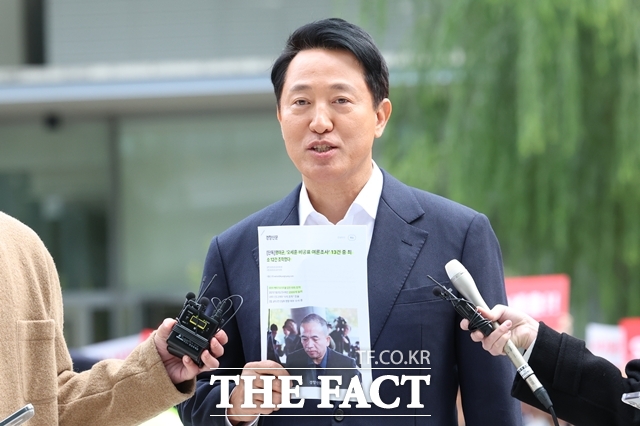 오세훈 서울시장이 11월 8일 오전 서울 종로구 KT광화문 웨스트빌딩에 마련된 김건희 여사 관련 의혹을 수사하는 민중기 특별검사 사무실에서 진행되는 피의자조사에 출석하고 있다. /뉴시스