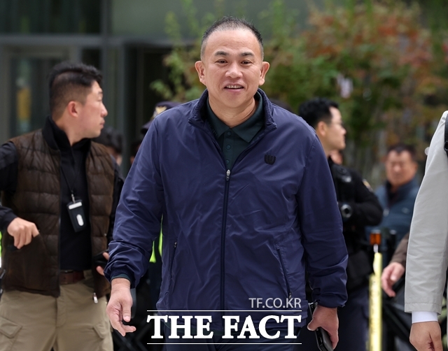 명 씨는 남색 점퍼 차림으로 8일 오전 9시13분 민중기 특별검사팀 사무실이 있는 서울 종로구 KT광화문빌딩 웨스트에 도착했다. 명 씨는 보궐조사 전후로 몇 차례 만났나는 질문에 7차례고, 제 기억으로는 더 만났다고 했다. /뉴시스