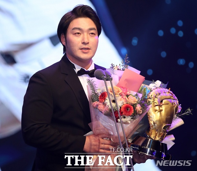 박병호는 한 시대를 풍미한 홈런 타자다. 박병호가 대부분의 '스타 '출신'과 다르게 은퇴와 함께 3군 코치로 제2의 인생을 시작했다. 사진은 2022년 1루수 부문 골든글러브를 수상하는 장면./뉴시스