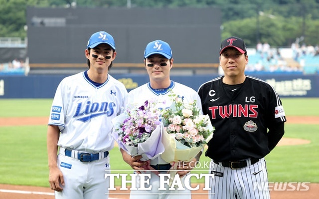 박병호는 KBO리그에서 유일하게 2시즌 연속 50홈런 이상을 날린 선수다. 2024년 6월13일 한미 400홈런을 달성한 박병호가 구자욱(왼쪽)과 김현수의 축하를 받고 있다. /뉴시스
