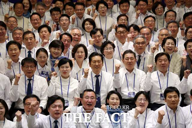 정청래 더불어민주당 대표(가운데)가 10일 오후 경기 광주 곤지암리조트에서 열린 '2025 전국 지역위원장 워크숍'에서 참석자들과 함께 기념촬영하고 있다./뉴시스