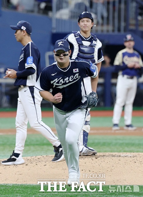김서현의 난조가 이어지고 있다. 하지만 야구계는 아직도 김서현 살리기에 열을 올리고 있다. 김서현이 9일 체코전에서 실점한 뒤 마운드를 내려가고 있다. /뉴시스