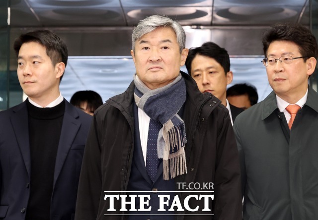 윤석열 전 대통령의 비상계엄 계획을 사전에 알고도 국회에 즉각 보고하지 않는 혐의 등을 받는 조태용 전 국가정보원장이 11일 구속영장실질심사에 출석했다./뉴시스