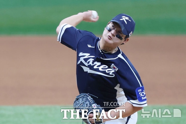 김서현은 시즌 막판부터 투구 밸런스가 완전히 무너진 상태다. 근본적인 수정이 필요한 시점이다. 김서현이 9일 체코전에서 온힘을 다해 투구하고 있다. /뉴시스