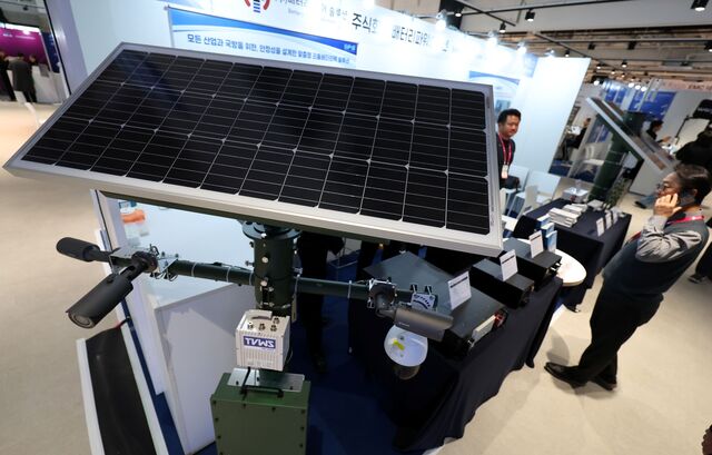 국가기술표원은 13일 K-배터리 표준화 포럼을 개최하고 이차전지 분야 제조 강국, 차세대 글로벌 시장 선점 및 순환경제 활성화 지원을 위한 이차전지 표준화 전략을 발표했다. 사진은 지난 12일 서울 강남구 코엑스 더플라츠에서 열린 2025 대한민국전파산업대전에 전시된 리튬배터리를 활용한 과학화 경계 시스템. / 뉴시스