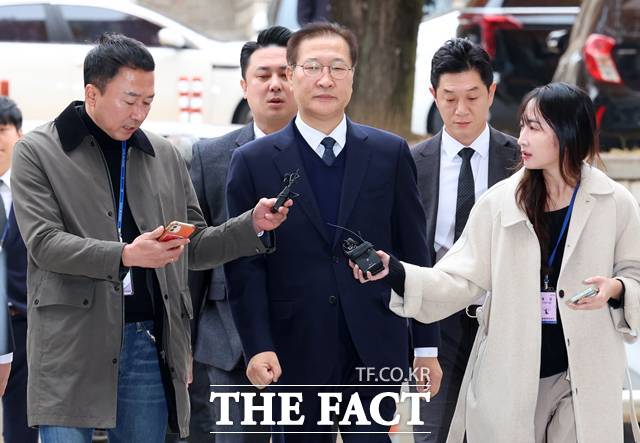 내란중요임무종사, 직권남용권리행사방해 혐의를 받고 있는 박성재 전 법무부 장관이 13일 오전 서울 서초구 서울중앙지방법원에서 열린 구속 전 피의자 심문(영장실질심사)에 출석하고 있다. 2025.11.13. /뉴시스