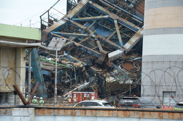 권명호 한국동서발전 사장은 13일 화력발전소 보일러 타워 붕괴 사고와 관련해 이번 사고로 유명을 달리하신 고인 분들에 대해 명복을 빌며, 유가족 여러분께 깊은 애도의 뜻을 전한다고 말했다. 사진은 무너진 울산화력발전소 대형 구조물. / 뉴시스