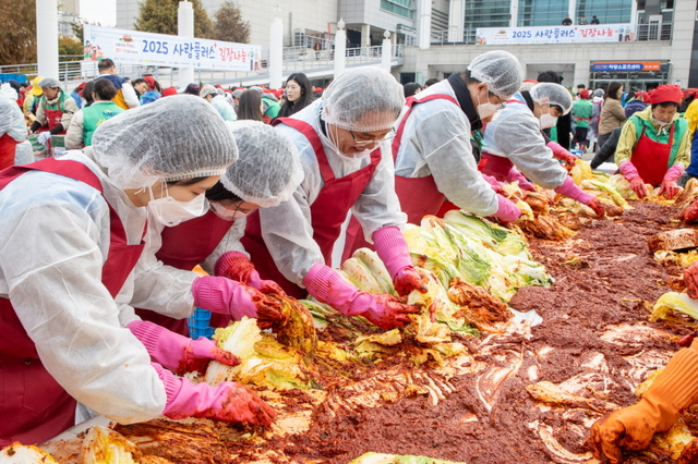 한국가스공사는 12일 지방자치단체 및 지역 주민과 함께하는 사랑의 김장 나눔 행사를 개최했다. / 가스공사