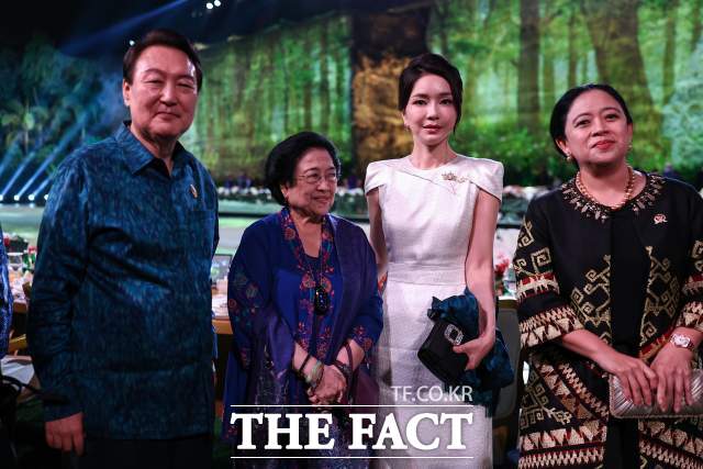 김건희 여사가 지난 2022년 11월15일(현지시간) G20 환영 만찬에서 로저비비에 가방을 들고 있다. /뉴시스