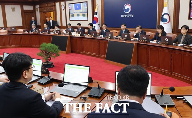 지난 12일 정부에 따르면 총리실 산하 헌법존중 정부혁신 TF는 윤창렬 국무조정실장을 단장으로 하는 총괄 TF를 중심으로 이뤄진다. 사진은 김민석 국무총리가 지난달 28일 오전 서울 종로구 정부서울청사에서 열린 국무회의에 참석해 발언하고 있는 모습. /뉴시스