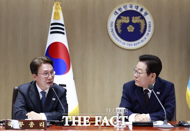 정부가 전 부처 공직자를 대상으로 12·3 비상계엄 관련 내란 관여자를 가려낸다. 사진은 이재명 대통령이 지난달 14일 서울 용산 대통령실 청사에서 열린 국무회의에서 김민석 국무총리의 발언을 듣고 있는 모습. /뉴시스