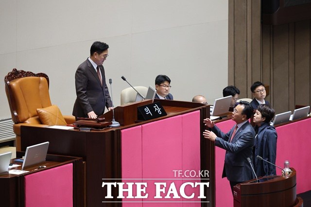 유상범 국민의힘 원내운영수석부대표와 김은혜 원내정책수석부대표가 지난 13일 본회의에서 국토교통위원회 소관 법률안 처리 순서에 김윤덕 국토교통부 장관이 불출석하자 우원식 국회의장에게 항의하는 모습. /뉴시스