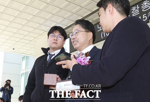 대장동 항소 포기 논란으로 사의를 표명한 노만석 전 검찰총장 직무대행이 14일 서울 서초구 대검찰청을 떠나고 있다. 2025.11.14. /뉴시스