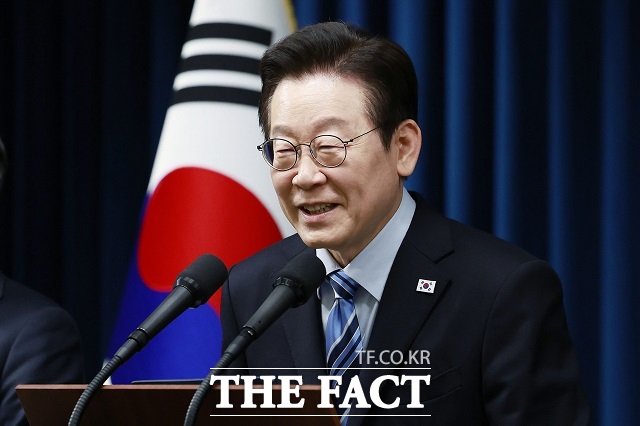 이재명 대통령이 14일 서울 용산 대통령실에서 한·미 간 관세·안보 합의를 문서화하는 조인트 팩트시트(JFS·합동설명자료) 관련 발표를 마친 뒤 질문에 답변하고 있다. /뉴시스