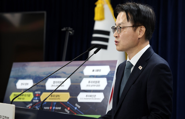 김정관 산업통상부 장관이 14일 오후 서울 종로구 정부서울청사에서 한미 관세협상 팩트시트 및 MOU 관련 브리핑을 하고 있다. / 뉴시스