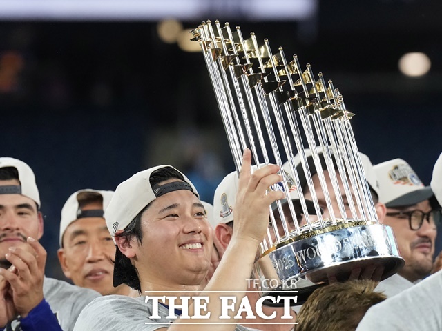 오타니 쇼헤이가 메이저리그(MLB)에서 네번째 MVP를 수상하자 그의 글로벌 스폰서 기업 중 하나인 스포츠 브랜드 '뉴밸런스'는 