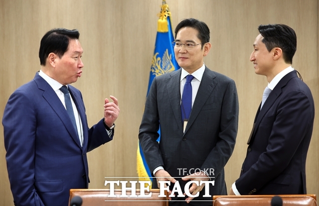 최태원 SK그룹 회장(왼쪽부터), 이재용 삼성전자 회장, 정기선 HD현대 회장이 한미 관세 협상 후속 민관 합동회의에 앞서 대화를 나누고 있다. /뉴시스