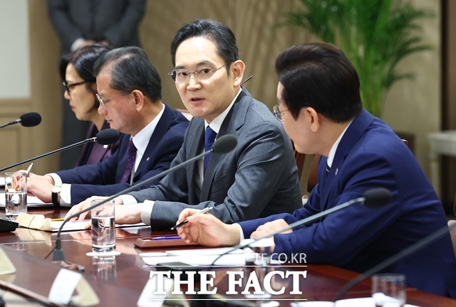 이재용 삼성전자 회장이 16일 서울 용산 대통령실에서 열린 한미 관세 협상 후속 민관 합동회의에서 발언하고 있다. /뉴시스