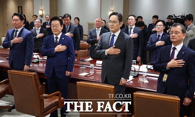 이재명 대통령이 16일 오후 용산 대통령실에서 주재한 한미 관세협상 후속 민관 합동회의에서 국민의례를 하고 있다. /뉴시스