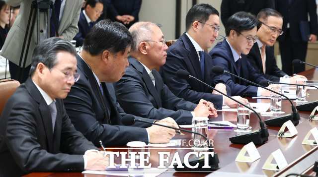 대통령실 참모진과 재계 총수들이 지난 16일 서울 용산 대통령실 청사에서 열린 한미 관세협상 후속 민관 합동회의에서 이재명 대통령 발언을 듣고 있다. /뉴시스