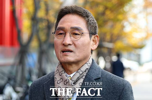 관봉권 띠지 폐기 의혹과 쿠팡 퇴직금 불기소 외압 의혹 진상 규명을 위한 특검(상설특별검사)에 임명된 안권섭 변호사가 17일 서울 여의도 사무실로 출근하면 취재진의 질문에 답하고 있다. 2025.11.17. /뉴시스