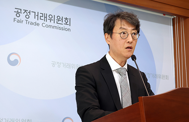 최장관 공정거래위원회 기업집단감시국장이 17일 세종시 정부세종청사에서 우미 소속 회사들이 공공택지 1순위 입찰 자격인 주택건설 실적 300세대를 충족시켜 줄 목적으로 총수 2세를 포함한 5개 계열회사에 일감을 제공하는 행위에 대해 시정명령과 과징금 483억 7900만 원을 부과하고 우미건설을 고발한다고 밝히고 있다. /뉴시스