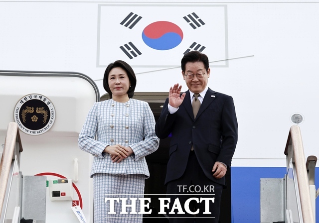 G20 정상회의 및 중동 3개국 순방길에 오르는 이재명 대통령과 영부인 김혜경 여사가 17일 오전 경기도 성남시 서울공항에서 대통령 전용기인 공군 1호기에 탑승해 인사를 하고 있다. /뉴시스