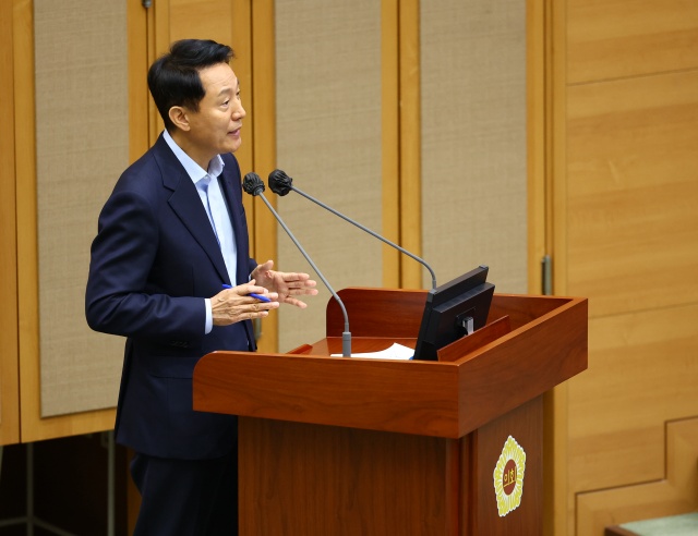 오세훈 서울시장이 18일 오전 서울 중구 서울특별시의회에서 열린 서울시의회 제333회 정례회 제2차 본회의에서 시정질문에 답변하고 있다. /뉴시스